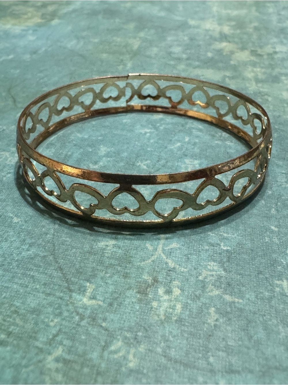 GOLD TONE HEARTS BANGLE BRACELET